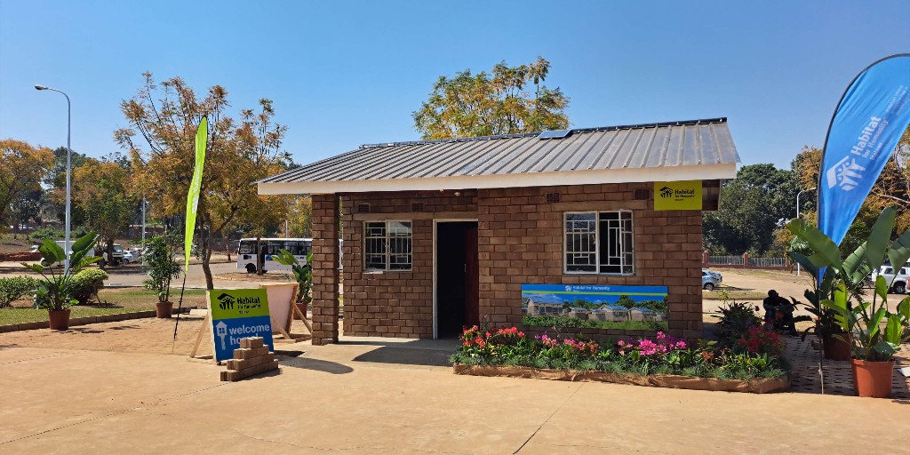 #TimangeEcobuild is helping transform Malawi’s construction industry!
By replacing kiln-fired bricks with #SSB  &amp; ISSBs, emissions are cut by up to 90%. The centre itself can produce 143,000 blocks per month, supporting <a href="/HFHMalawi/">Habitat for Humanity Malawi</a>'s cyclone recovery work in Mulanje. 🧱💙