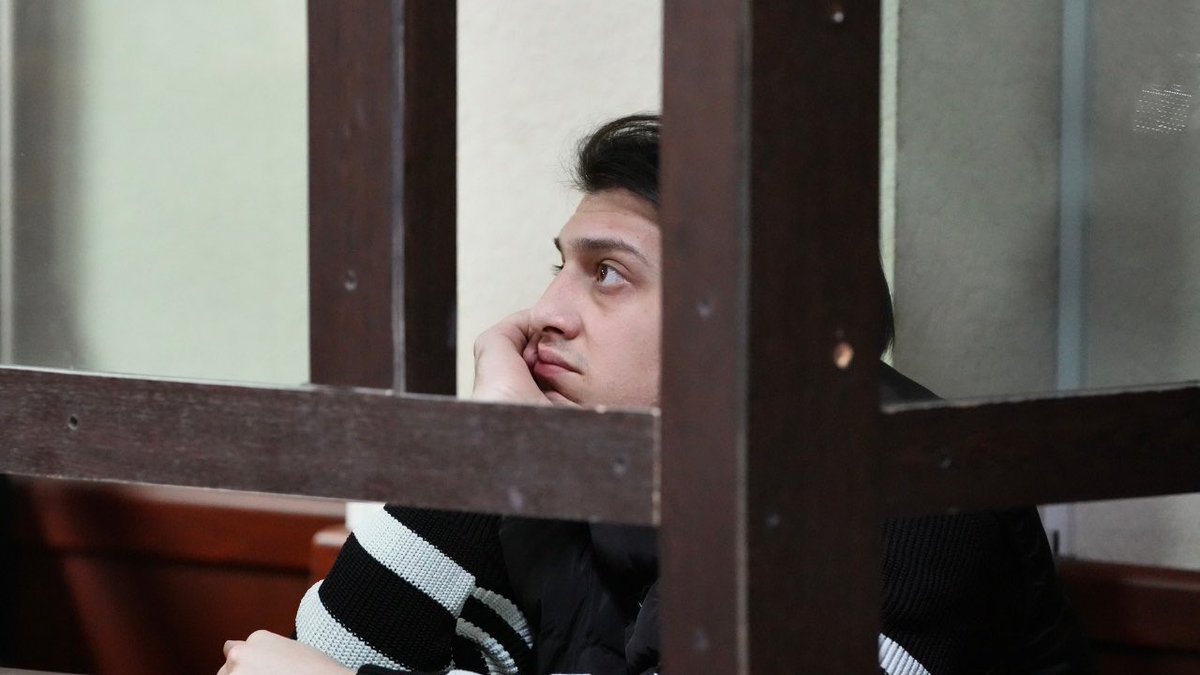 AnnaGvarishvili's tweet image. Today 26-year-old Anri Kvaratskhelia was sentenced to 4.5 years in prison, just like 19-year-old Mate Devidze weeks ago.
The only evidence in his case was footage of a masked, unidentified man throwing something at police during the #GeorgiaProtests — a video that even the…