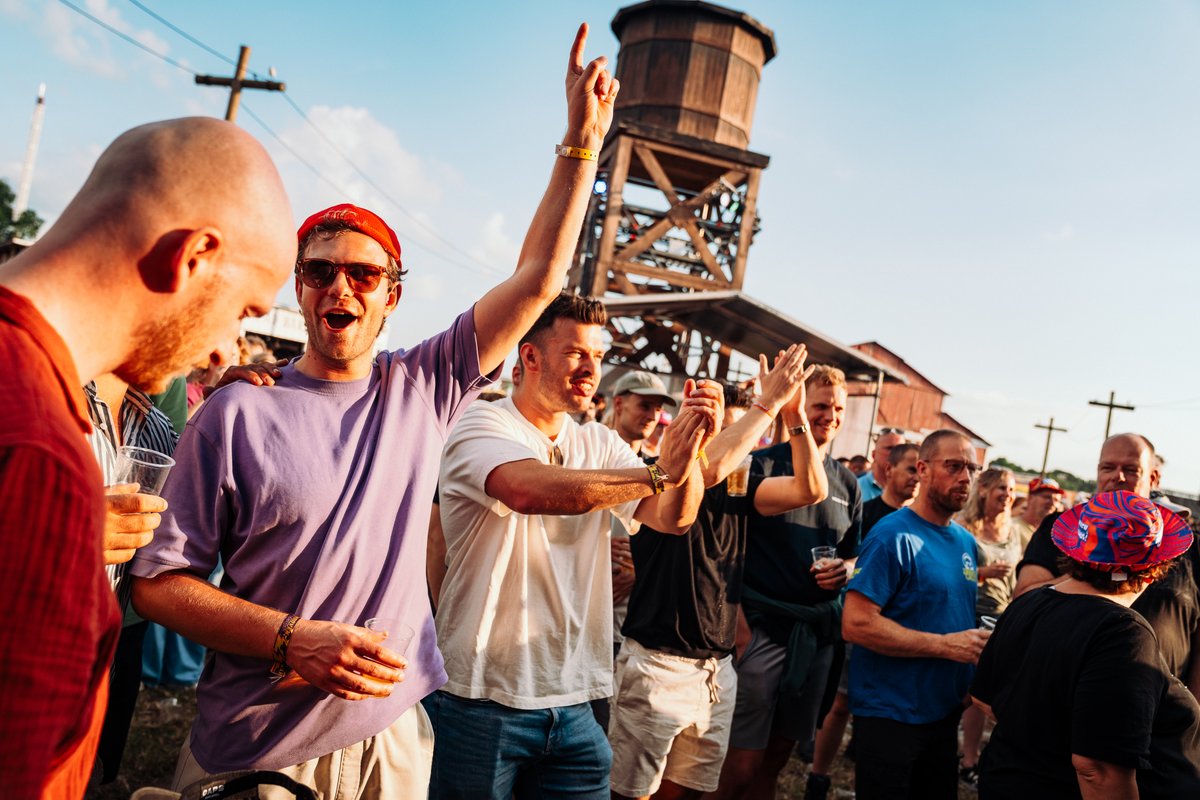 zwartecross's tweet photo. ☀️ Vrijdag, wat een vrijdag! Perfect festivalweer, overal blije snoetjes en een machtige bak cross, stunts, muziek en theater waar je maar keek. Groovers &amp; stoevers, veel plezier vanavond en maak er wat moois van!! https://t.co/FqpCNxkJFj