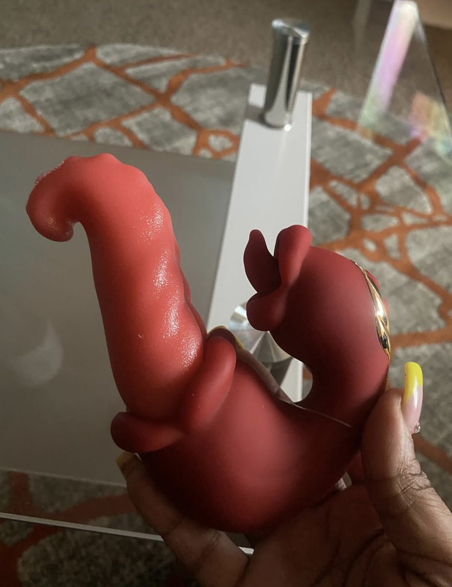 Yyoyo87's tweet image. Forget the rose toy 😭😭😭 the girls weren’t lying about it. 😭😭