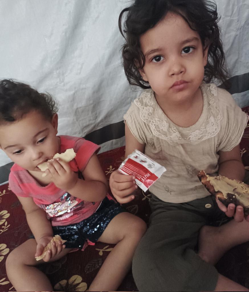 Sary_Ashour's tweet image. gofund.me/1f6d57ec
Today in North Gaza: flour is $60/kg. Eman and Layan are sharing a single piece of bread for dinner, filled with just half a $6 peanut supplement packet.
This is their entire meal.