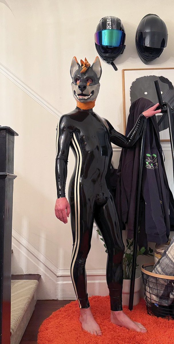 Neck entry is amazing and no one told me (??)

#fullsuitFriday #rubberfur