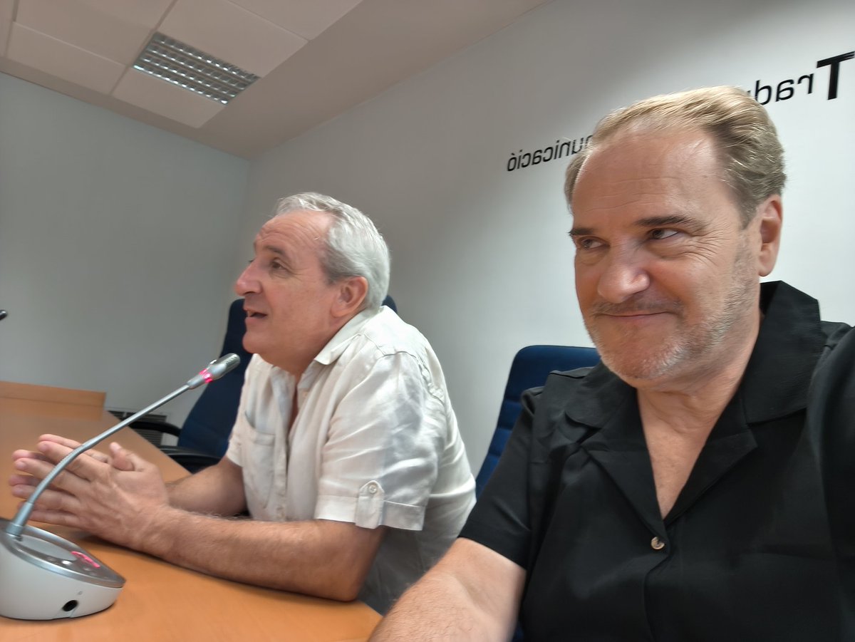 Facultat de filologia, Traducció i Comunicació UV (@filtradcomuv) on Twitter photo Acte de graduació del Máster Universitario en Nuevos Periodismos, Comunicación Política y Sociedad del Conocimiento, a la FFTiC de la <a href="/UV_EG/">Universitat València</a>, amb el director del Màster, el catedràtic Francesc Martínez. Acte de graduació del Máster Universitario en Nuevos Periodismos, Comunicación Política y Sociedad del Conocimiento, a la FFTiC de la <a href="/UV_EG/">Universitat València</a>, amb el director del Màster, el catedràtic Francesc Martínez.