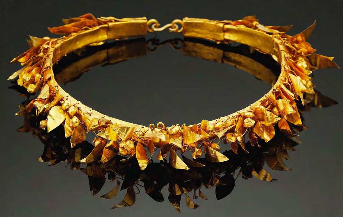 Athanasius_45's tweet image. A Hellenistic era gold myrtle wreath. From a private collection.
Τόνδε τοι ἀμβροσίοισιν ἐπὶ πλοκάμοισιν ἔοικε
κεῖσθαι, Λατοΐδα, χρυσοφαῆ στέφανον
-
This will fitly lie on your ambrosial locks, O
son of Leto, this wreath with sheen of gold
Plutarch, Titus Flamininus