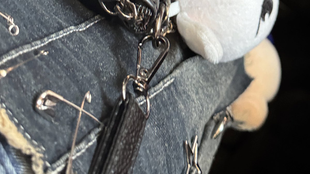 bdrmji's tweet image. anxiety is off the charts, haven’t had time to take a good ootd pic, late asf #kmn