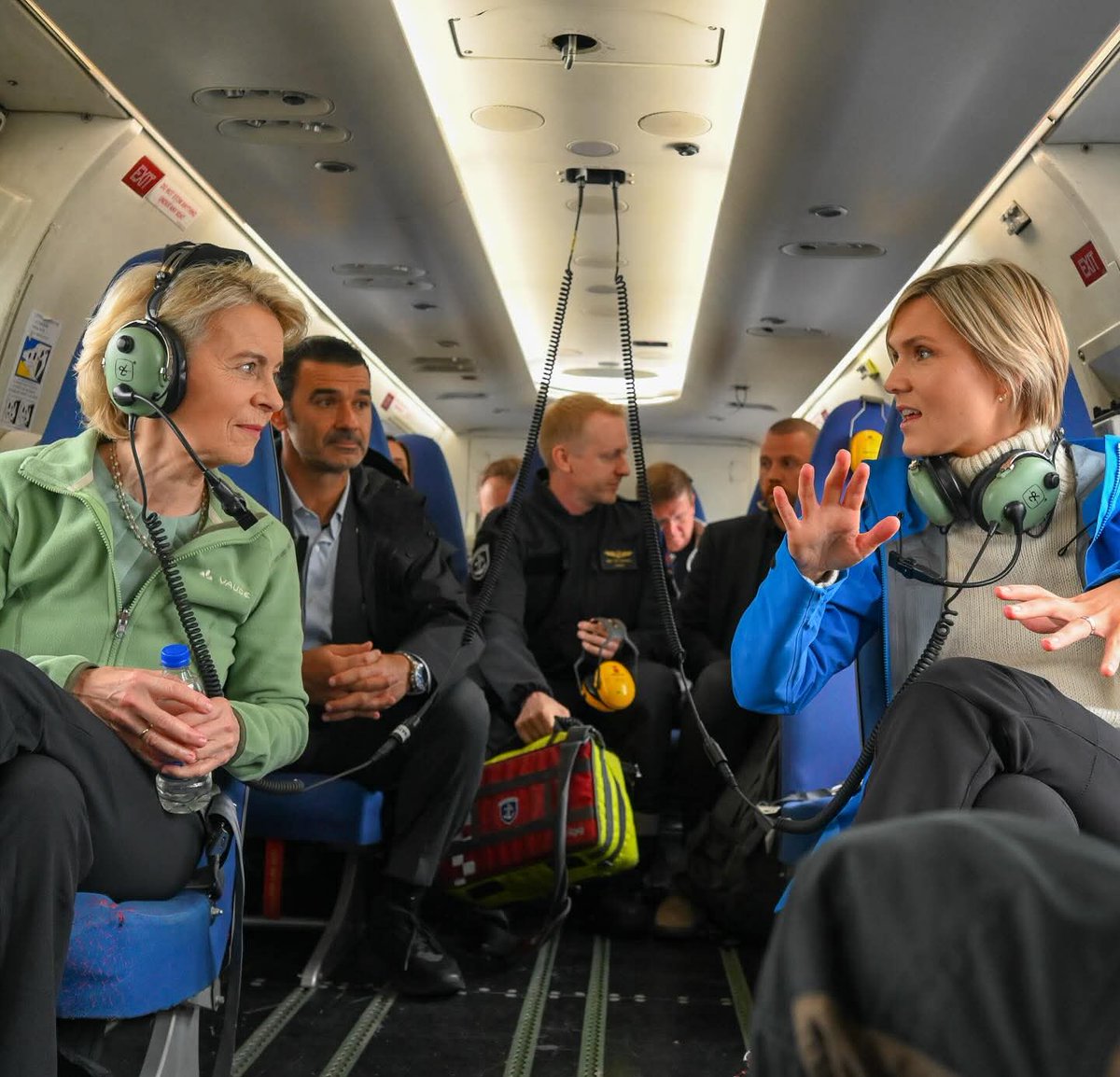 Sniðugt hjá Úrsulu að vera með heyrnartól svo hún heyri ekki hvað Kristrún er að segja.