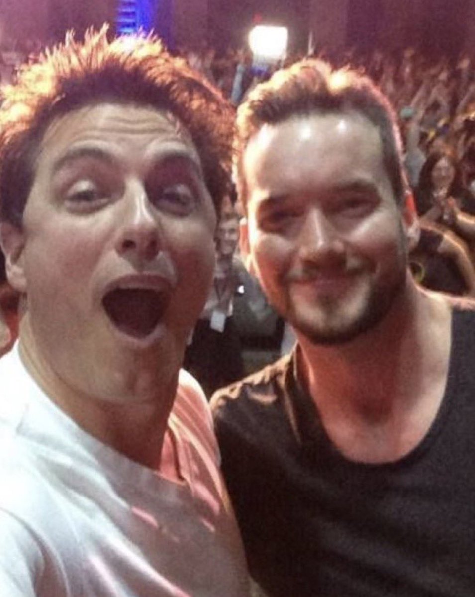 DailyJantoGDLJB's tweet photo. Smile for a stage selfie at a con #friendshipfriday https://t.co/niH3UTVlrz