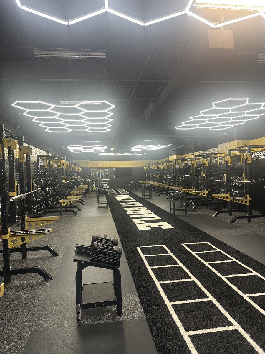 CoachBMeredith's tweet image. Huge day for the boys! Legend in the making @CoachHaddix11 joins the pod! We appreciate you letting us nerd out about your facilities and taking time to chat @BCRebelFootball. @cleats2whistle