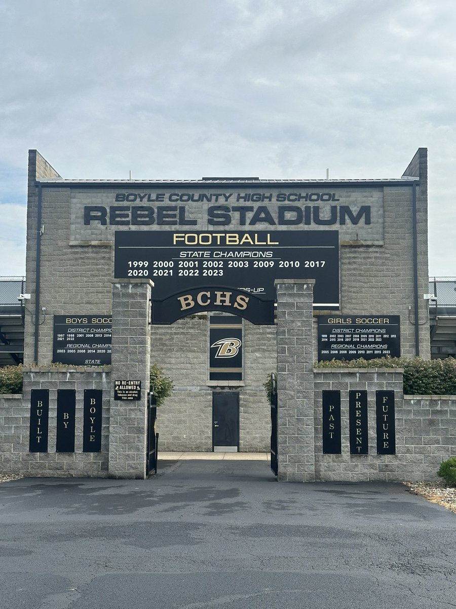 CoachBMeredith's tweet image. Huge day for the boys! Legend in the making @CoachHaddix11 joins the pod! We appreciate you letting us nerd out about your facilities and taking time to chat @BCRebelFootball. @cleats2whistle