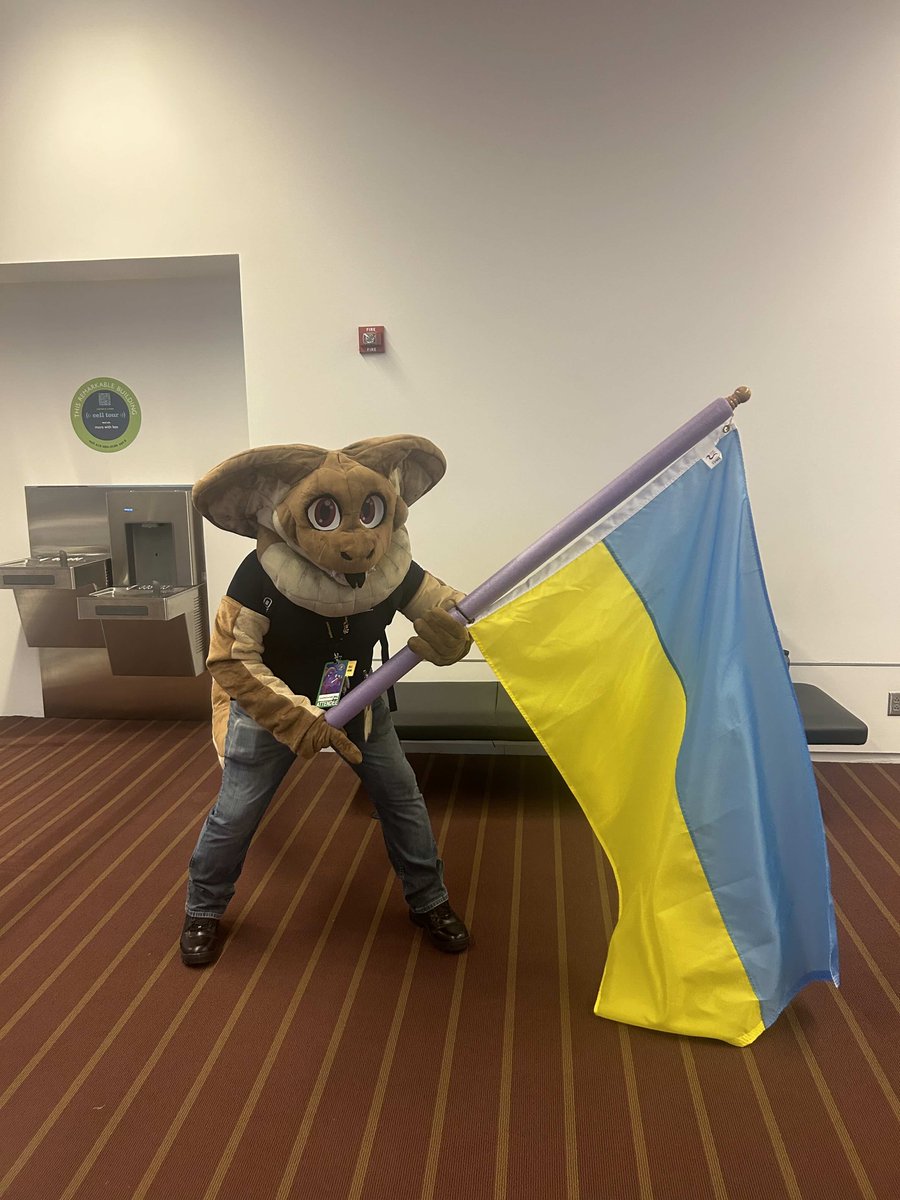 AndoSugi's tweet image. A photo I wanted to share from Anthrocon. Unfortunately I did not get the fursuiter's name, so if anybody knows I'd be much obliged! Wanted to share, especially for our friends in Ukraine, you are not alone and you are not forgotten #Ukraine #Anthrocon #furry
@ky_painter