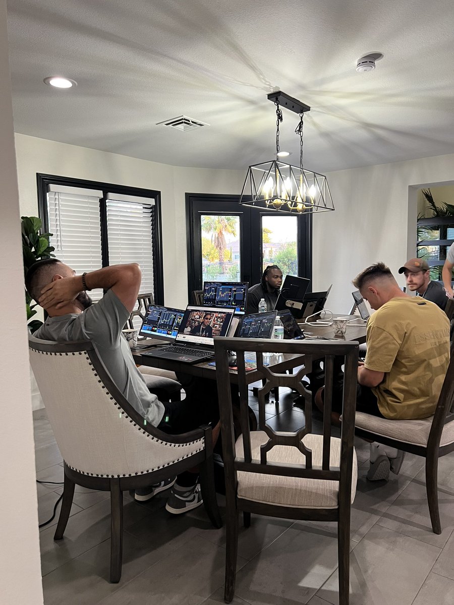 StocksniperTeam's tweet image. Day 2 of @timothysykes and @Stratataaa Inner circle in Vegas! 📈🎰
