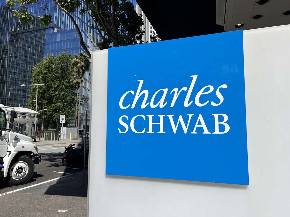 paulbarron's tweet image. 🚨 JUST IN: Charles Schwab ($10T AUM) just legitimized crypto for millions of traditional investors.
This isn't just another exchange - it's 34 million client accounts getting direct access to $BTC & $ETH.
The floodgates are officially open. 🌊
The Schwab Effect:
2021: $BTC is…