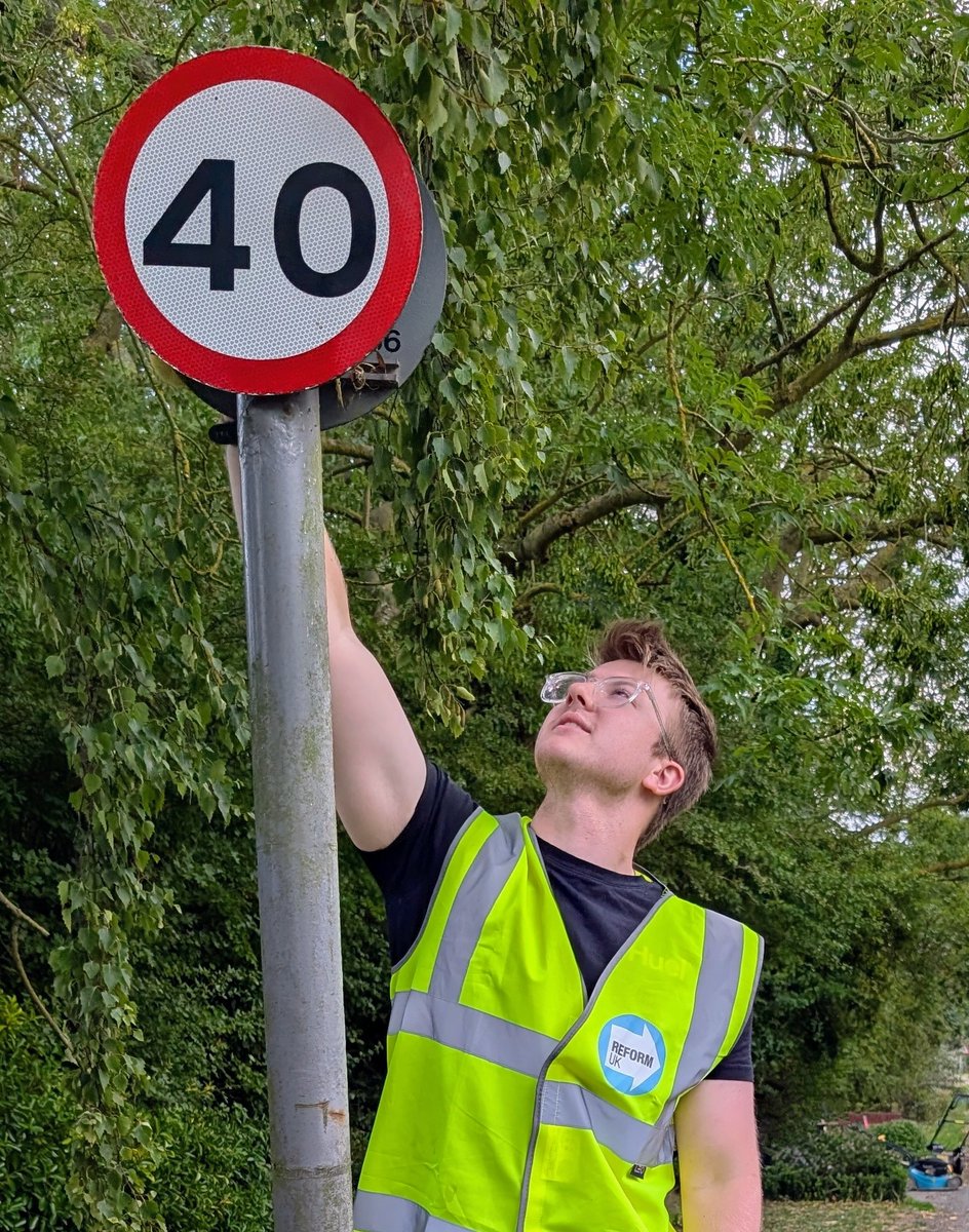 brobinson4lcc's tweet image. Happy to help in Theddlethorpe's community sign cleaning today. Project TLC going well!
@reformparty_uk