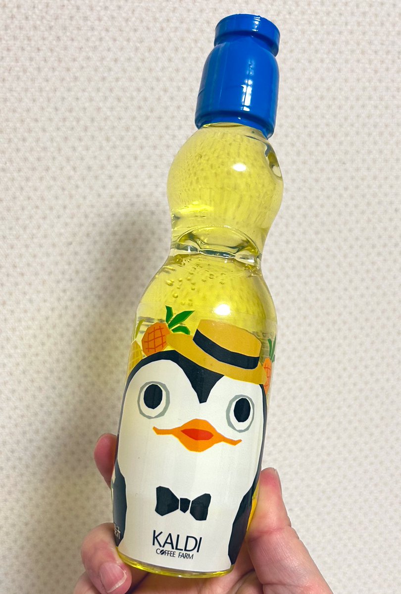 puncheno's tweet image. KALDIの店内から視線を感じ振り返ると、このコがたくさん並んでこちらを見てました😂
中身はパイナップル味のラムネ🍍ペンギン好きの甥っ子に😊🐧❤️