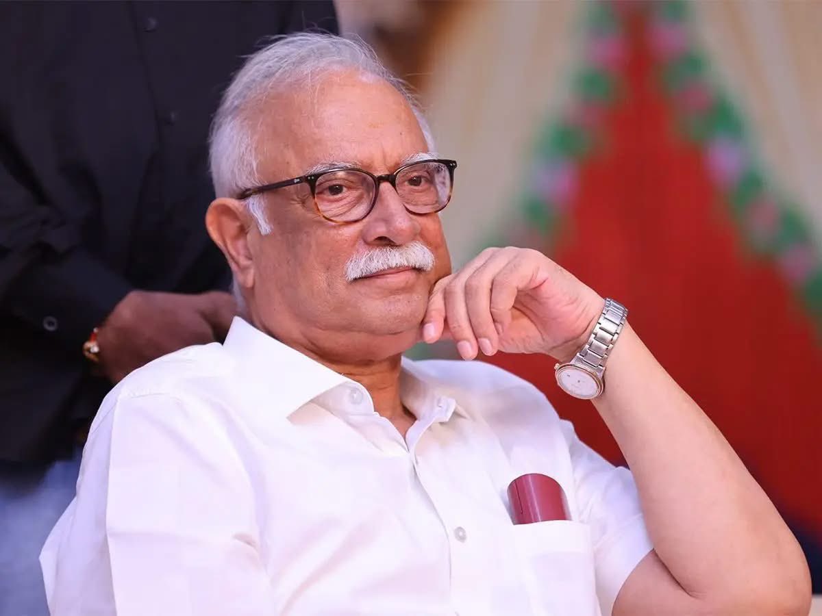 టీడీపీ సభ్యత్వానికి అశోక్‌ గజపతిరాజు రాజీనామా

పొలిట్‌బ్యూరో పదవి కూడా రాజీనామా. గోవా గవర్నర్‌గా బాధ్యతలు తీసుకోనున్న గజపతిరాజు. TDP రాష్ట్ర అధ్యక్షుడు పల్లాకు లేఖ పంపిన గజపతిరాజు.

పార్టీ ఆవిర్భావం నుంచి సైనికుడిలా పనిచేశా. ప్రజలకు సేవ చేసే అదృష్టం కల్పించారు. టీడీపీకి ఎప్పటికీ
