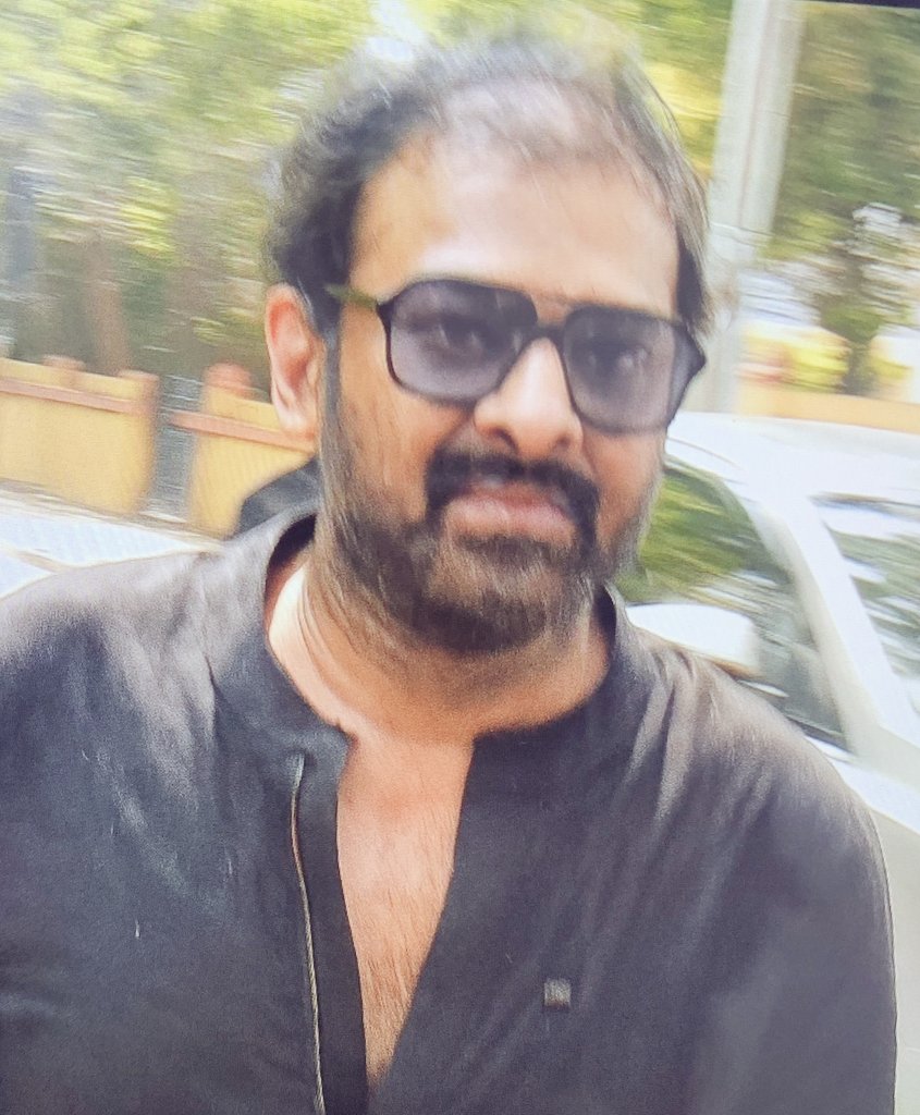 बिना wig के प्रभास का लुक 😂
ये तो दादाजी के उम्र का हो गया है अब 😃😃