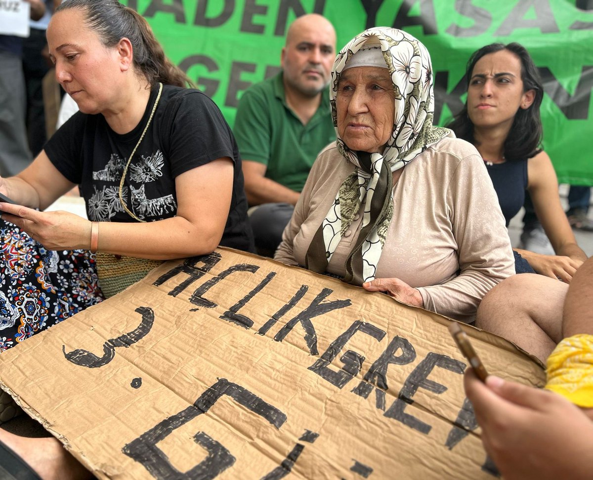 ikizkoydireniyo's tweet image. KÖYLERİMİZİ VERMEYECEĞİZ!
7'den 70'e bu köyler bizim, bu topraklar bizim, bu ülke bizim.
Yurttaşlık hakkımızı istiyoruz.
Adalet istiyoruz!
Meclis önünde oturuyoruz, açlık grevindeyiz!
Bizi duyun @NumanKurtulmus