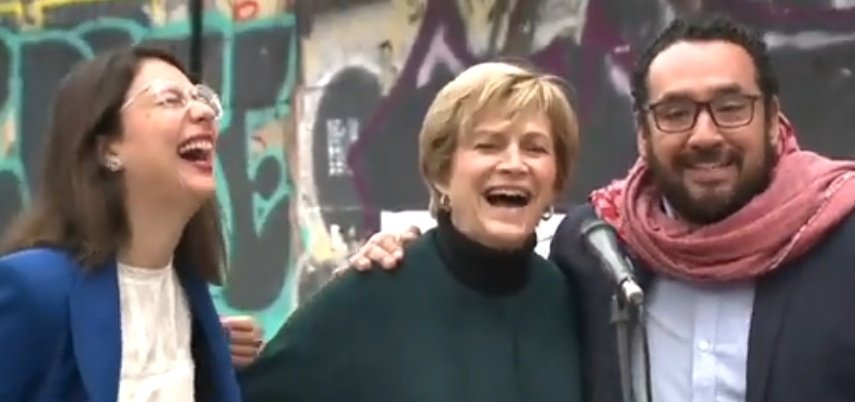 𝔸𝕟𝕘𝕖𝕝 𝔻𝕖 𝕃𝕒 ℂ𝕣𝕦𝕫 ✝️🇨🇱 (@angeldlacruz_) on Twitter photo Si Evelyn Matthei no tiene alzheimer ¿Recordará entonces éste amoroso encuentro con sus amiguis comunistas?
<a href="/evelynmatthei/">Evelyn Matthei</a> Si Evelyn Matthei no tiene alzheimer ¿Recordará entonces éste amoroso encuentro con sus amiguis comunistas?
<a href="/evelynmatthei/">Evelyn Matthei</a>