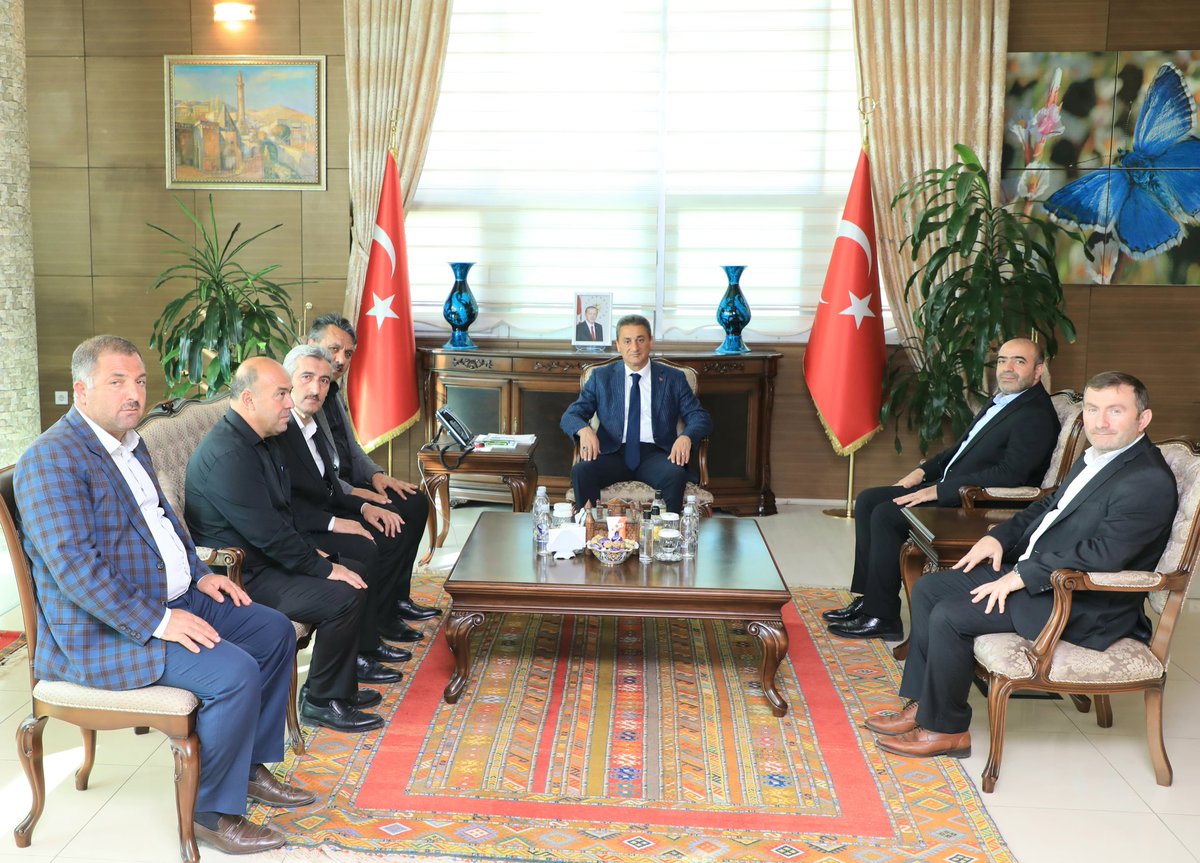 Geçen yıl ziyaret ettiğimiz Bitlis eski valisi Erol Karaömeroğlu beyin elim bir trafik kazası neticesinde vefat ettiğini öğrendim.
Sayın Valiye Allahtan rahmet ailesine, yakınlarına ve sevenlerine başsağlığı dilerim. Allah rahmet eylesin.