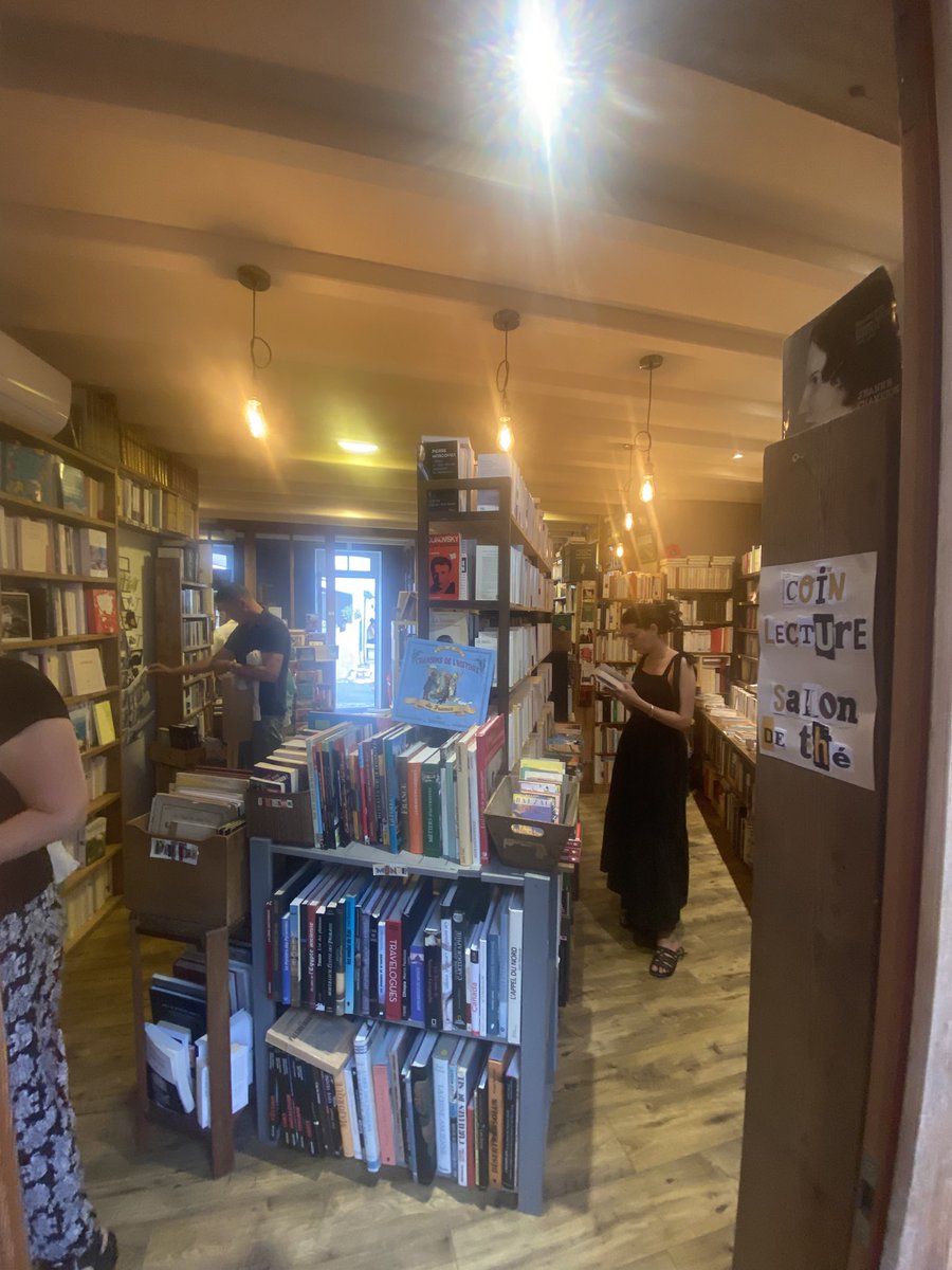 Epoque_Press's tweet image. A lovely evening had exploring the night market at @MornacSurSeudre and popping into the fantastic bookshop with a Salon de Thé