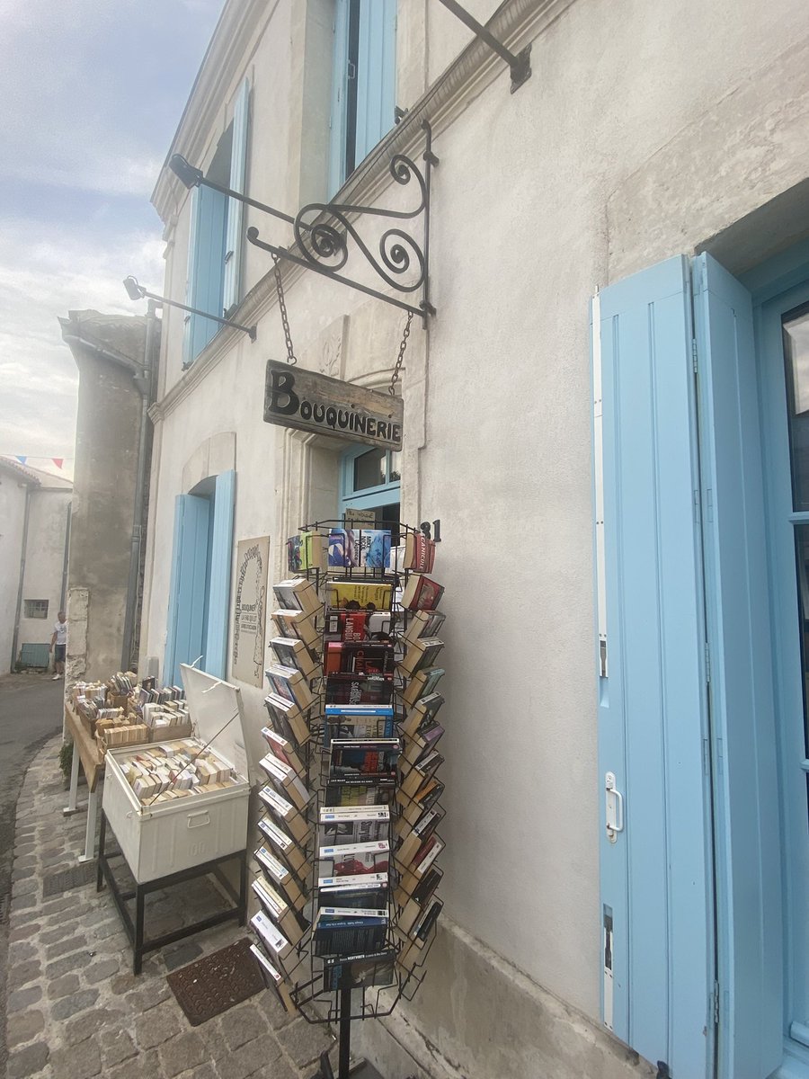 Epoque_Press's tweet image. A lovely evening had exploring the night market at @MornacSurSeudre and popping into the fantastic bookshop with a Salon de Thé