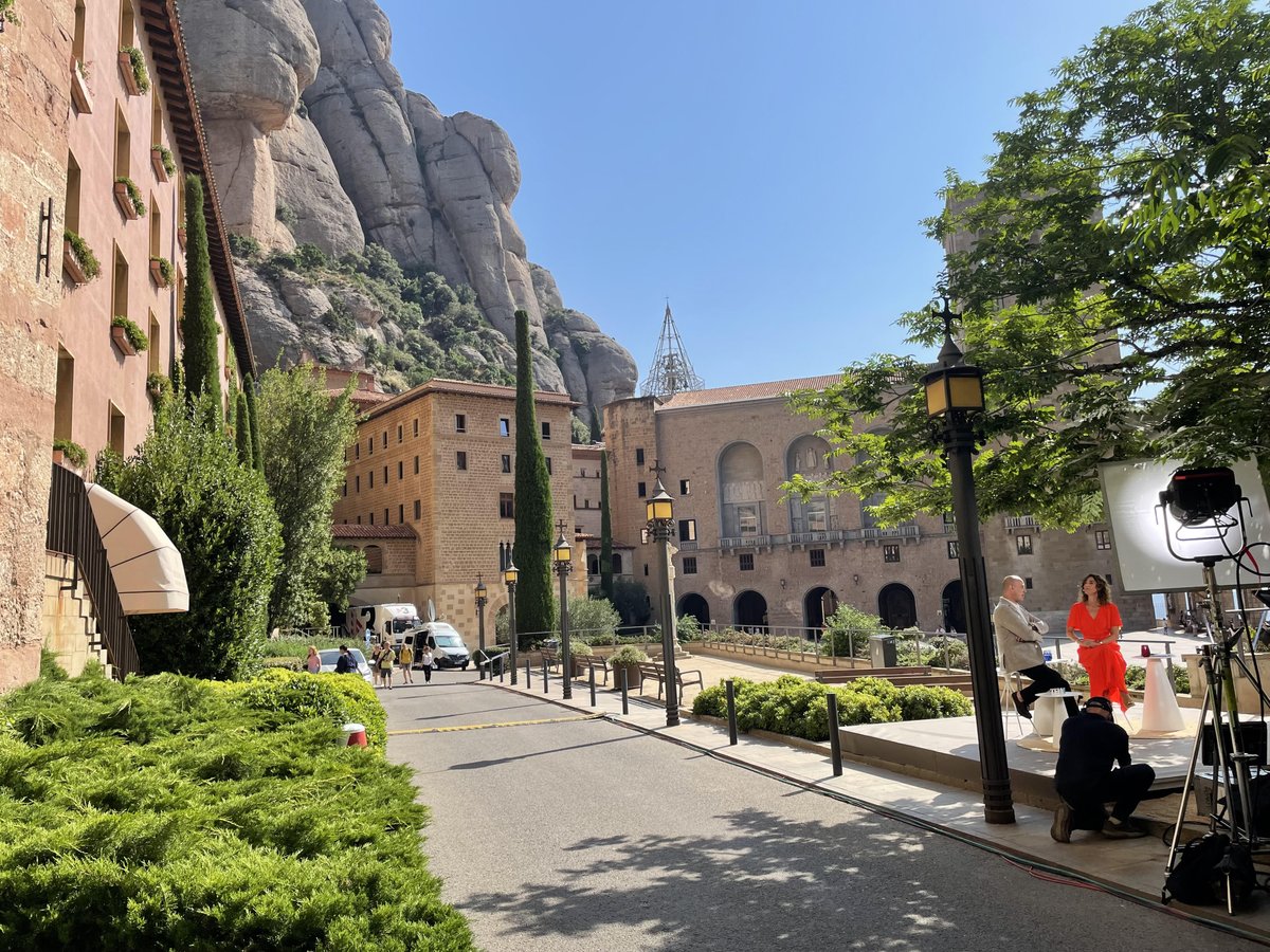 Al #TotEsMou3Cat hem tancat temporada a #Montserrat i ho hem fet descobrint cadascun dels seus racons. A mi m’ha tocat l’<a href="/AeriMontserrat/">Aeri de Montserrat</a>, que enguany celebra 95 anys amb algun titular: 3cat.cat/3cat/laeri-de-…. El tastet d'un programa que reclama equip i on es fa equip. 
GRÀCIES!