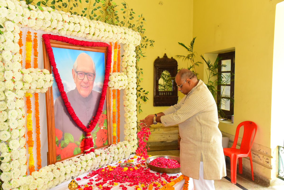 VineetMishra999's tweet image. आज केंद्रीय राज्य मंत्री श्री कीर्तिवर्धन सिंह जी के मनकापुर कोट जनपद गोंडा स्थित आवास पर केन्द्रीय राज्य मंत्री श्री जितिन प्रसाद जी के साथ जाकर उनके दिवंगत पूज्य पिता स्व.आनंद सिंह जी के निधन पर परिजनों से मिलकर अपनी संवेदना व्यक्त की।
@KVSinghMPGonda