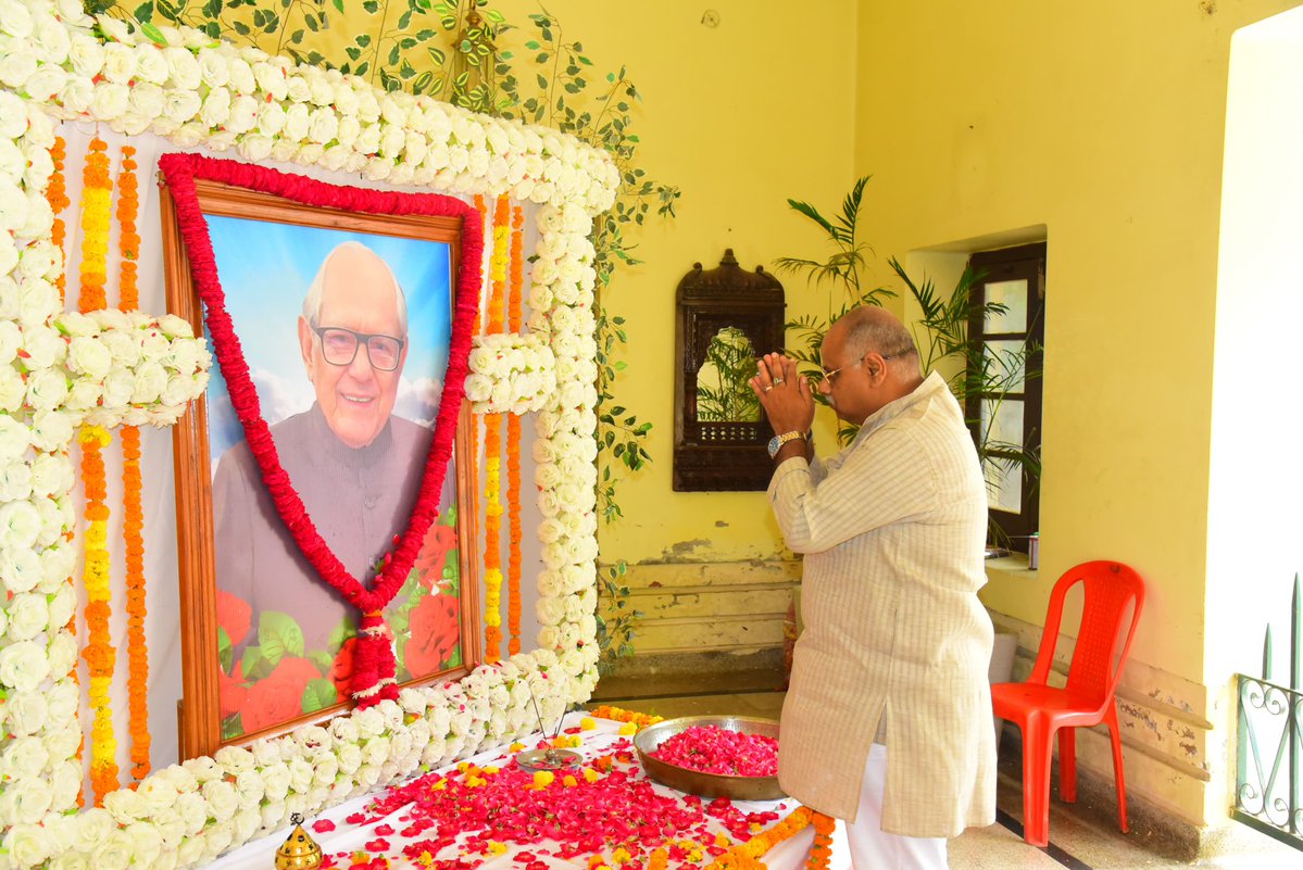 VineetMishra999's tweet image. आज केंद्रीय राज्य मंत्री श्री कीर्तिवर्धन सिंह जी के मनकापुर कोट जनपद गोंडा स्थित आवास पर केन्द्रीय राज्य मंत्री श्री जितिन प्रसाद जी के साथ जाकर उनके दिवंगत पूज्य पिता स्व.आनंद सिंह जी के निधन पर परिजनों से मिलकर अपनी संवेदना व्यक्त की।
@KVSinghMPGonda