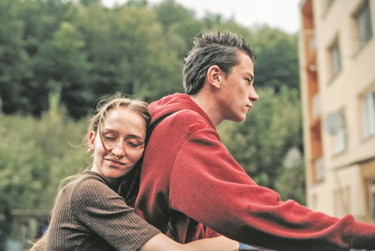 „Gramatová s citem propojuje realitu hladových dolin s univerzálním bildungsrománovým příběhem dospívajícího chlapce,“ píše F. E. Fischer o snímku slovenské filmařky Kataríny Gramatové Nahoře nebe, v dolině já. Celý text najdete ve čtvrtek v Salonu. (Foto KVIFF)