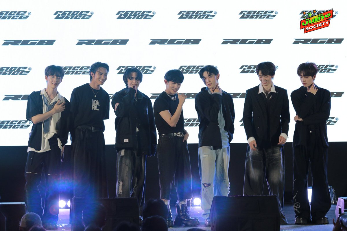 bunterngsociety's tweet photo. เริ่มแล้วกับหนุ่มๆ วง #RaceBace ในงาน "RGB Rui World Press Conference In BKK Eclusive at ICONSIAM" 

#RaceBace #RGB_Plan #Apop #float_nw 
#DongDong #Jelly #Ricky #Junhan 
#Xilong #Zhangxu #HeXilong https://t.co/sssLbEQjOT