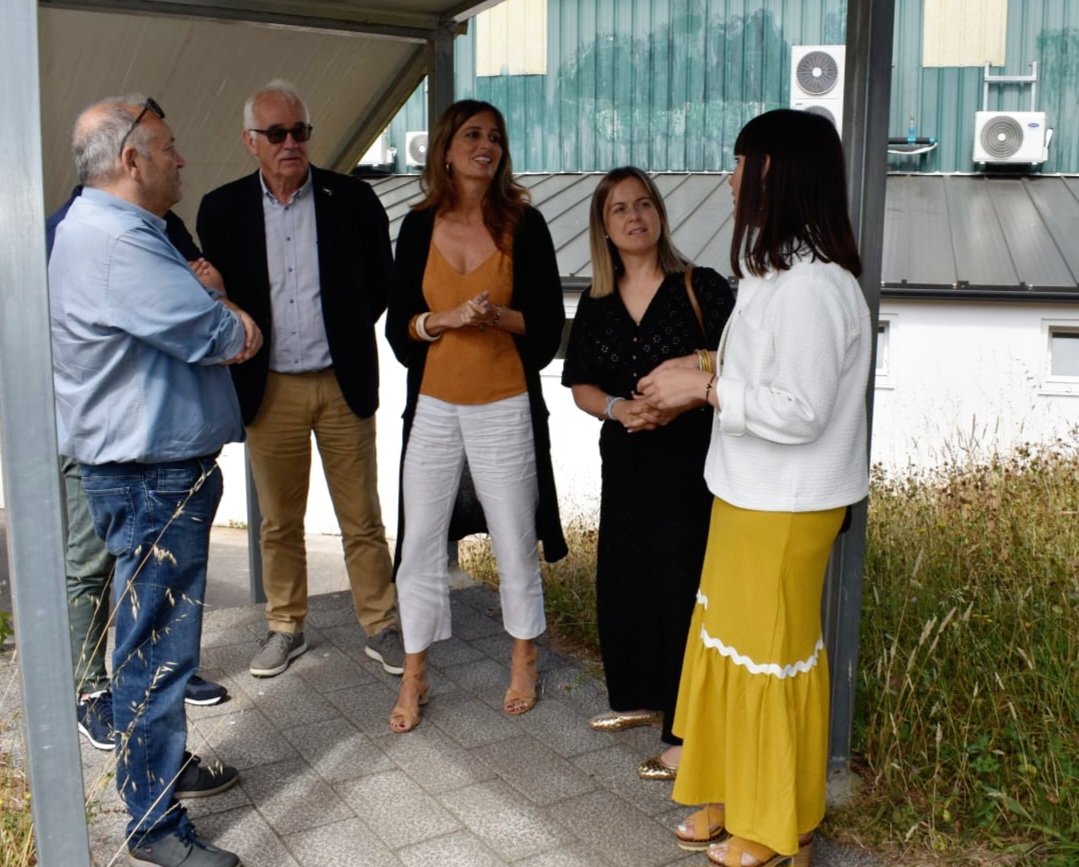 PrietoVisoN's tweet image. Con @SandraVazquezD visitamos as melloras de eficiencia enerxética no pavillón polideportivo do @ConcelloVilalba con apoio do fondo adicional do Fondo de Cooperación Local de 2024 e anunciamos que coa orde deste ano faranse traballos similares no pavillón municipal de deportes