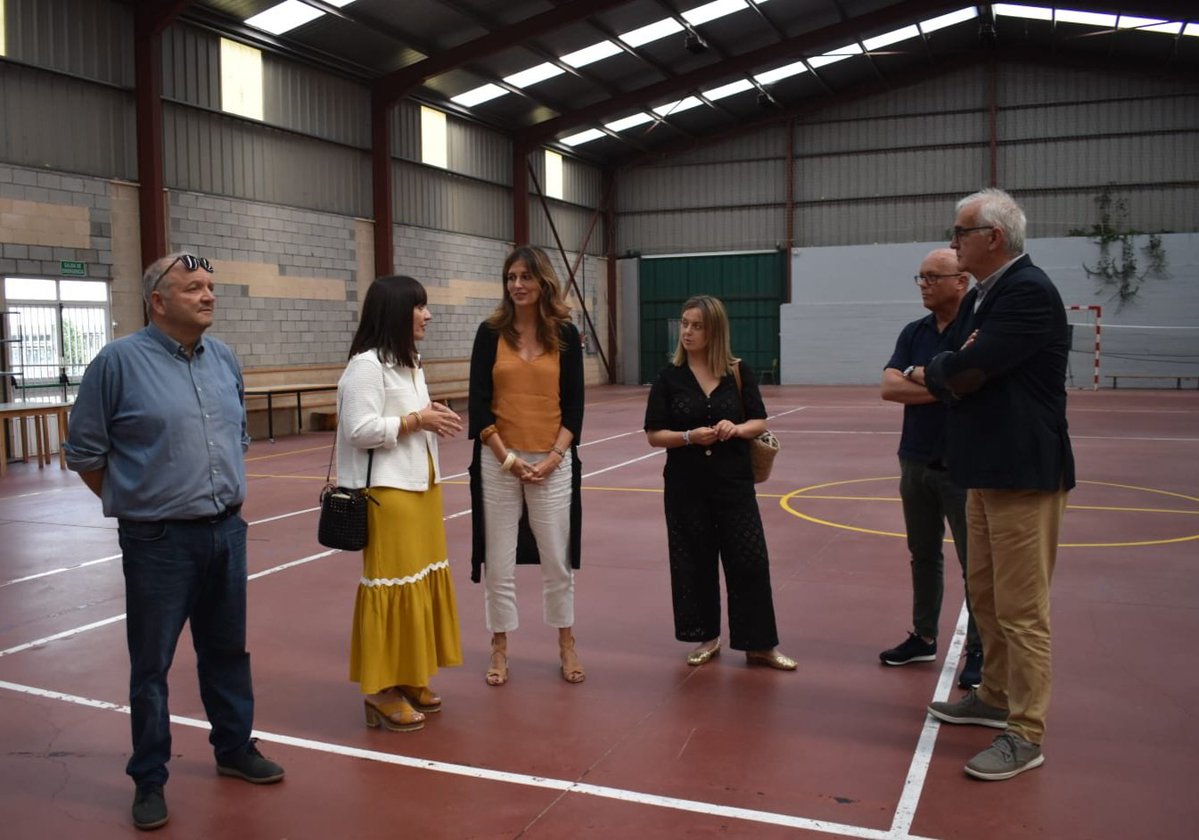 PrietoVisoN's tweet image. Con @SandraVazquezD visitamos as melloras de eficiencia enerxética no pavillón polideportivo do @ConcelloVilalba con apoio do fondo adicional do Fondo de Cooperación Local de 2024 e anunciamos que coa orde deste ano faranse traballos similares no pavillón municipal de deportes