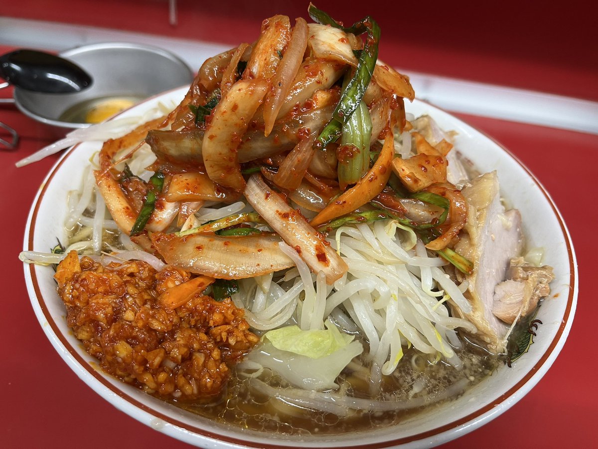 yasai2626's tweet image. ラーメン二郎 湘南藤沢店
小ラーメン スーパーにんにく SUPERキムチ 生卵(青唐辛子)
会社の部下たちと!以前某店で麺半分なのに20分以上かけて食べてない!?って言われたのを思い出し、そんなかかってるのか?と思い計ってみた。3分21秒だった。
美味しかったです。ありがとうございました。