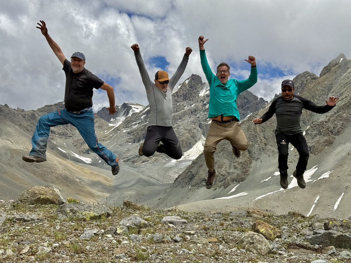 sebas_alvaro's tweet image. Ayer, salvando el monzón que está dando tregua, logramos ascender al Sharong Peak… y tuvimos una maravillosa sorpresa….