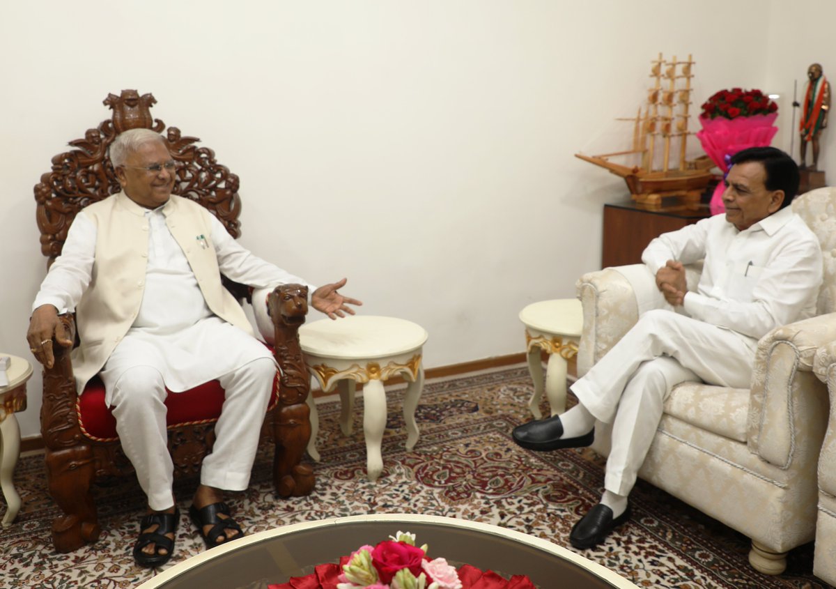 राज्यपाल श्री मंगुभाई पटेल से उप-मुख्यमंत्री श्री जगदीश देवड़ा ने आज राजभवन में सौजन्य भेंट की। प्रदेश के विकास संबंधी विभिन्न विषयों पर औपचारिक चर्चा की।