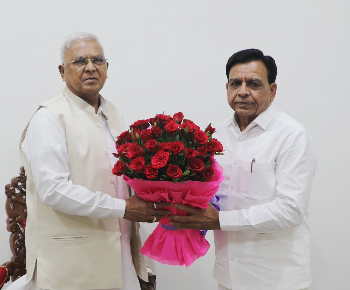 राज्यपाल श्री मंगुभाई पटेल का उप-मुख्यमंत्री श्री जगदीश देवड़ा ने पुष्प गुच्छ भेंट कर अभिनंदन किया।