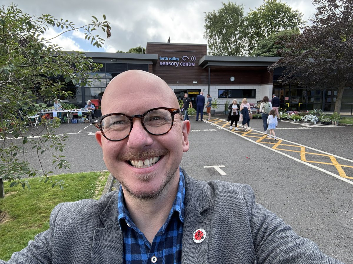 BrianLeishmanMP's tweet image. What a great turnout at this year’s summer garden party at @FVSensoryCentre
CEO Jacquie explained how many of my constituents are living with sensory loss and it was brilliant to hear about the vital support on offer.
And also good to meet Iguanadon the dinosaur.