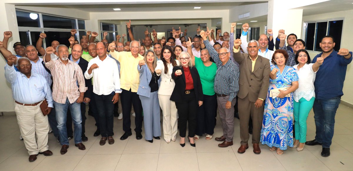 uvahilario's tweet photo. Water Encarnación próximo presidente de la circunscripción 1 del D.N. sigue su curso de apoyo y respaldo a los candidatos a la dirección central de su equipo local y nacional.
#YoMeVoyConWater. https://t.co/71V4GL0v4L