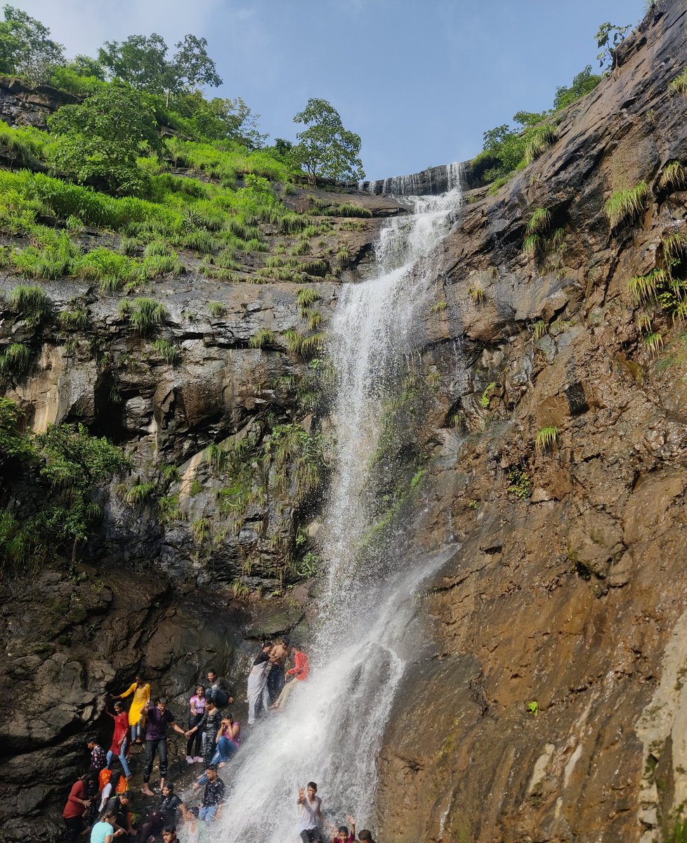 public_pulseIN's tweet image. Thread 🧵: Is this what eco-tourism looks like in #Maharashtra?
We talk big about promoting #sustainable travel but here's what I witnessed at Pahine Waterfall (#Trimbakeshwar, #Nashik). A complete failure in managing our beautiful natural sites. (1/)