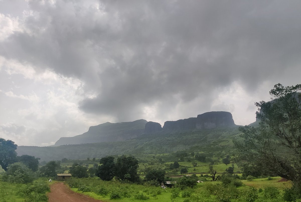 public_pulseIN's tweet image. Thread 🧵: Is this what eco-tourism looks like in #Maharashtra?
We talk big about promoting #sustainable travel but here's what I witnessed at Pahine Waterfall (#Trimbakeshwar, #Nashik). A complete failure in managing our beautiful natural sites. (1/)