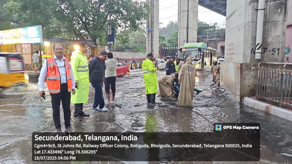 gadwalvijayainc's tweet image. Moderate rains to continue in the city for the next 1-2 hours. Citizens, please stay indoors for safety. For rain-related issues, contact GHMC-DRF at 040-21111111 or 9000113667. GHMC, Traffic Police & HYDRAA are clearing traffic and waterlogged areas. 🌧️ #HyderabadRains…