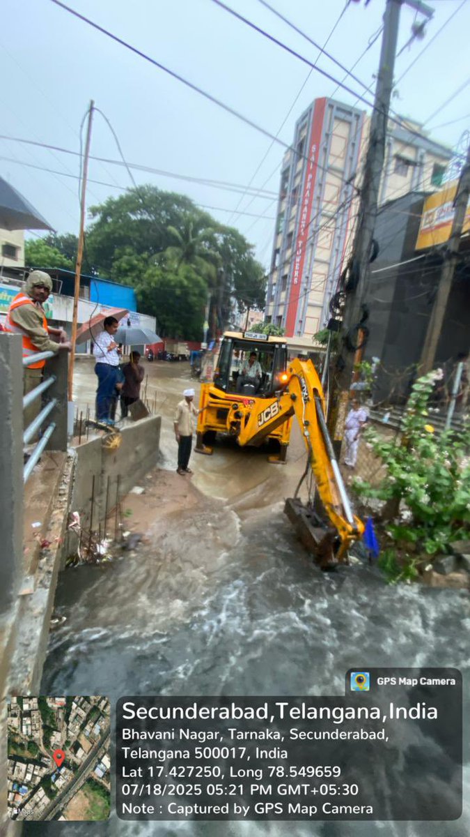 gadwalvijayainc's tweet image. Moderate rains to continue in the city for the next 1-2 hours. Citizens, please stay indoors for safety. For rain-related issues, contact GHMC-DRF at 040-21111111 or 9000113667. GHMC, Traffic Police & HYDRAA are clearing traffic and waterlogged areas. 🌧️ #HyderabadRains…