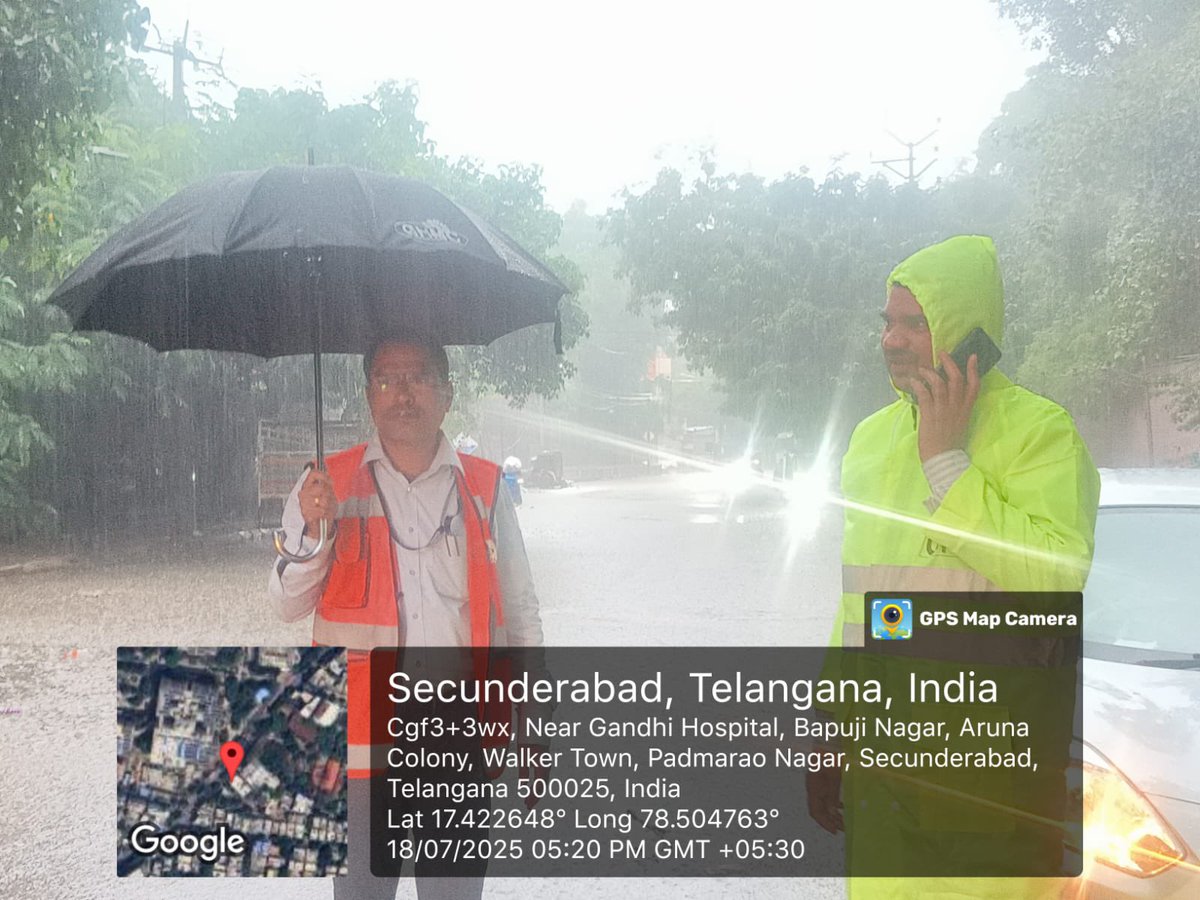 gadwalvijayainc's tweet image. Moderate rains to continue in the city for the next 1-2 hours. Citizens, please stay indoors for safety. For rain-related issues, contact GHMC-DRF at 040-21111111 or 9000113667. GHMC, Traffic Police & HYDRAA are clearing traffic and waterlogged areas. 🌧️ #HyderabadRains…