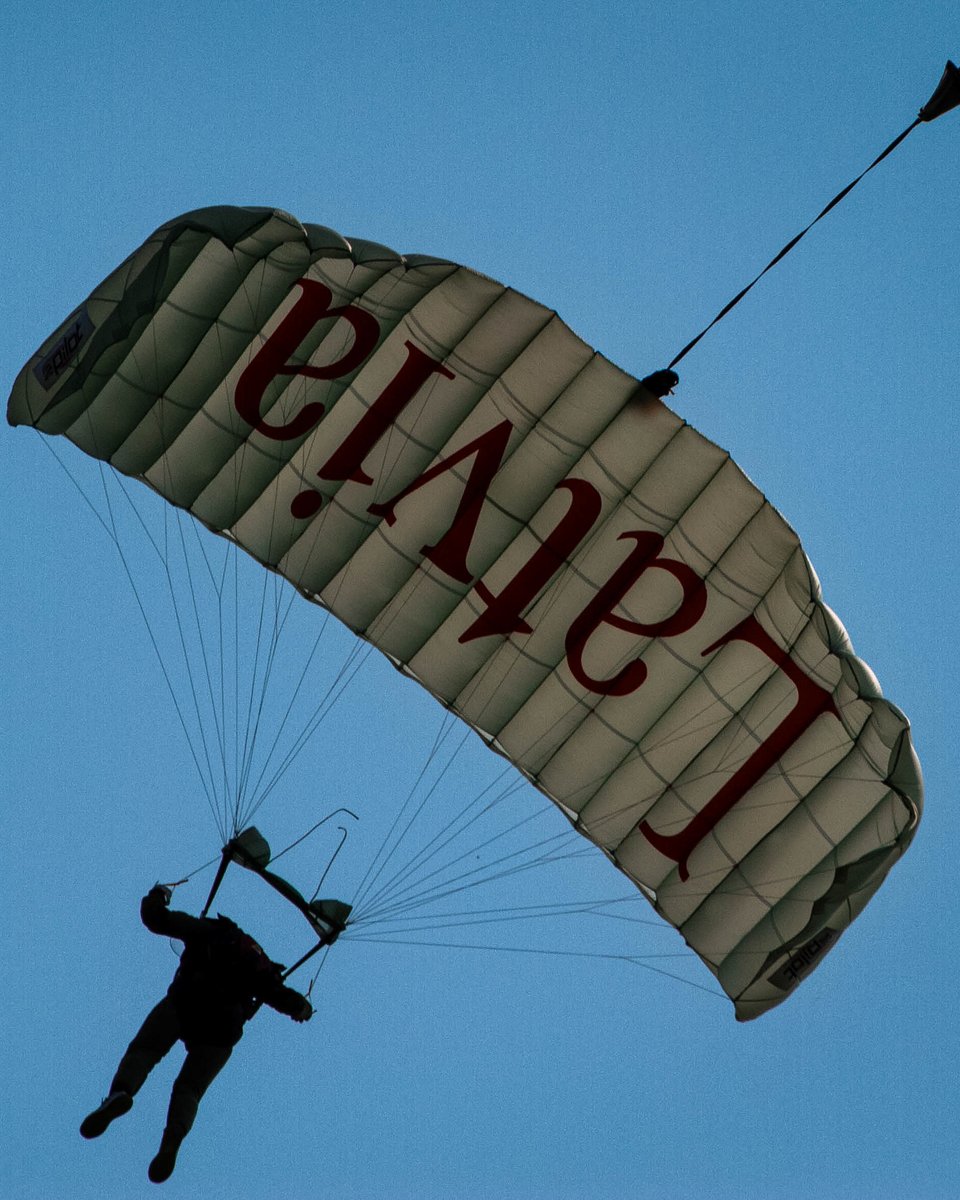 US_SOCEUR's tweet image. Strengthening NATO bonds!
Green Berets with 10th SFG(A) completed a joint military freefall exercise with Latvian special operations forces in Latvia. This training showcased our Allies’ rapid-response capabilities & commitment to seamless joint operations.
#SOFinEurope @USSOCOM