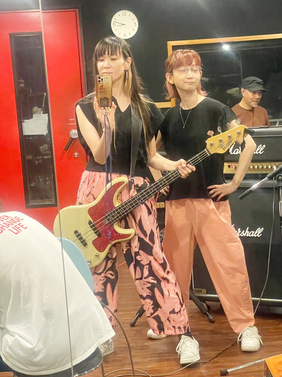 あさってに向けてHymkリハでした！

Hymkは4人がそれぞれ曲を作る個性のぶつかり合いバンドです。
なかなか面白いと思います。

カヨちゃんとファッションも似るのです。
三浦さんの背中。

CLUB Queでお待ちしております！
がんばります！

#Hymk