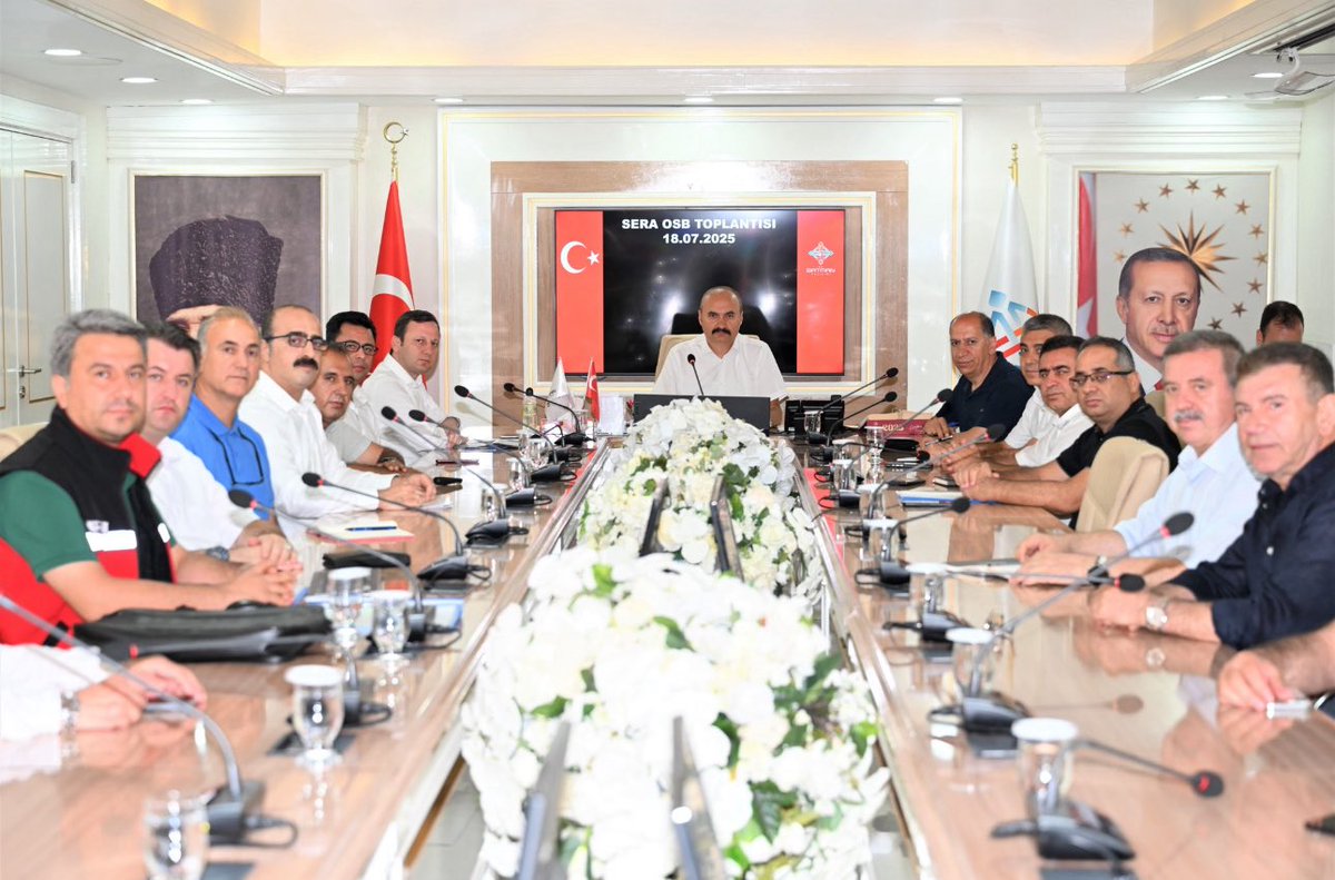 Valimiz Sn. Ekrem Canalp’in başkanlığında Tarıma Dayalı Sera Organize Sanayi Bölgesi (Sera OSB) toplantısı düzenlendi. 
Toplantıda sunum yapan İl Müd.Yrd. Dr. Reşat Çiftçi ve İl Müd.Vekili Abdulbaki Aşar katıldı.
<a href="/TCTarim/">T.C. Tarım ve Orman Bakanlığı</a> <a href="/ibrahimyumakli/">İbrahim Yumaklı</a> 
<a href="/batmanvaliligi/">Batman Valiliği</a> <a href="/MehmetA25016710/">Mehmet Aydın</a>