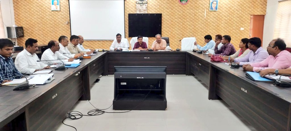 cdoamethi's tweet image. आज दिनांक 18 जुलाई 2025 को विकास भवन सभागार में जिला विकास अधिकारी, अमेठी द्वारा जनपद के समस्त खंड विकास अधिकारी, पशु चिकित्साधिकारी एवं सहायक विकास अधिकारियों की विकास कार्यक्रमों की समीक्षा बैठक की गई तथा उन्हें आवश्यक निर्देश भी दिए गए।