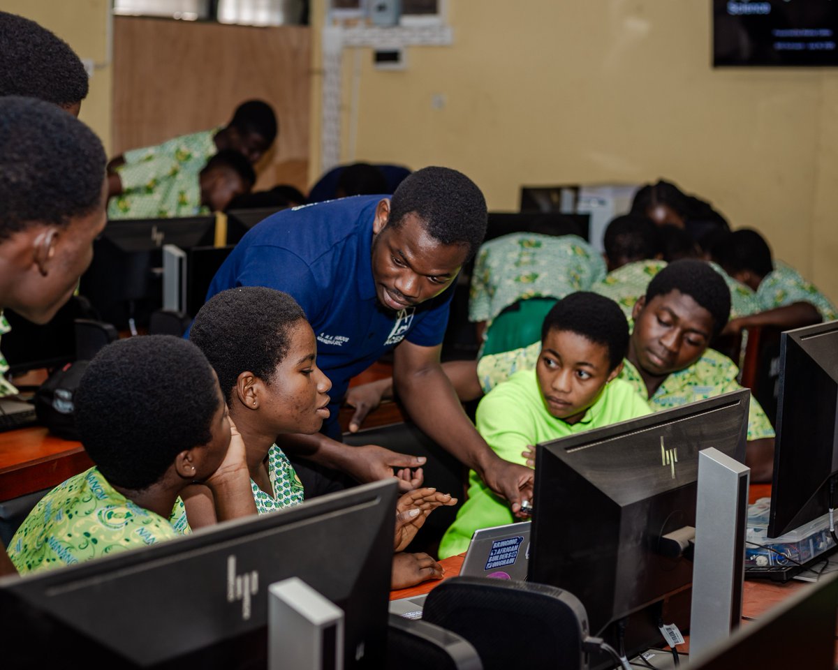 compengKNUST's tweet image. ๐ ๐๐ฆ๐ฉ๐๐๐ญ ๐ง๐จ ๐๐ ๐ญ๐๐ฅ๐ค, ๐ฐ๐ ๐๐๐ฒ ๐ฌ๐ก๐จ๐ฐ ๐๐ฆ!
@AcesKnust stepped out to inspire the next generation at @AsantemanSHS.
They shared what Computer Engineering is all about, gave students a taste of robotics, Arduino, and even a VR headset experience.
