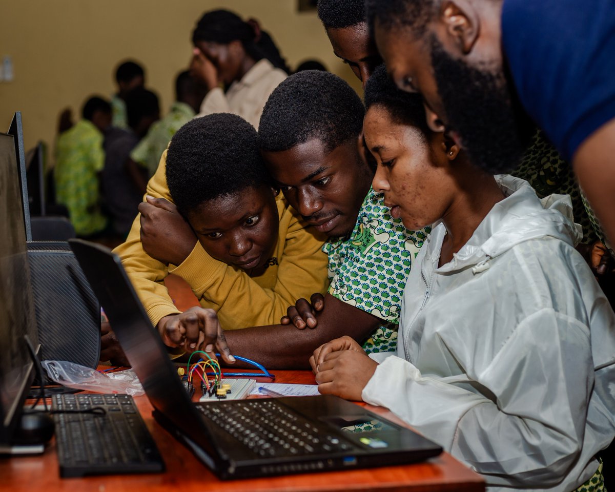 compengKNUST's tweet image. ๐ ๐๐ฆ๐ฉ๐๐๐ญ ๐ง๐จ ๐๐ ๐ญ๐๐ฅ๐ค, ๐ฐ๐ ๐๐๐ฒ ๐ฌ๐ก๐จ๐ฐ ๐๐ฆ!
@AcesKnust stepped out to inspire the next generation at @AsantemanSHS.
They shared what Computer Engineering is all about, gave students a taste of robotics, Arduino, and even a VR headset experience.