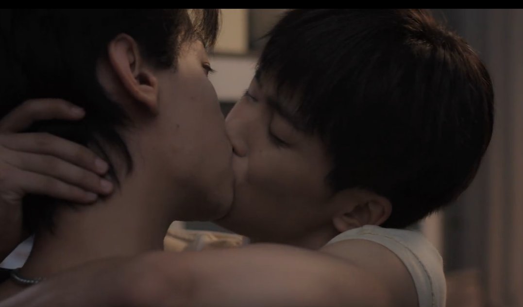 ZIYUnited's tweet photo. finally got to see this scene, and I played it over and over again.
#RevengedLoveEP11 https://t.co/g9bIArN6gO